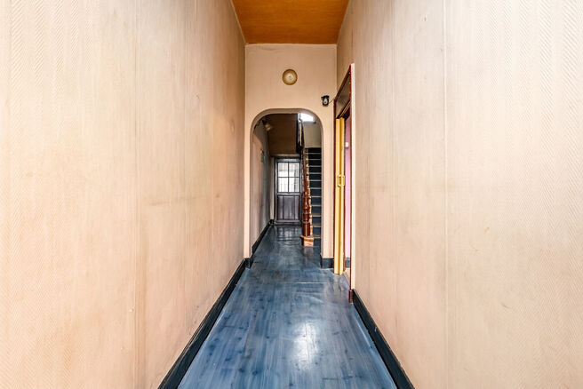This spacious family home is located near the centre of Vilvoorde and offers no fewer than 5 bedrooms, an additional attic space, a basement and a terrace. Thanks to its generous proportions and multiple floors, the property offers plenty of possibilities