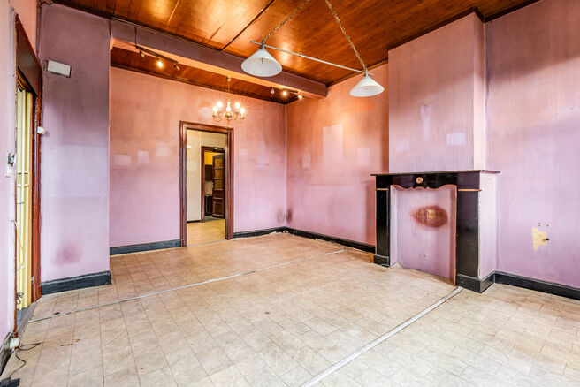 This spacious family home is located near the centre of Vilvoorde and offers no fewer than 5 bedrooms, an additional attic space, a basement and a terrace. Thanks to its generous proportions and multiple floors, the property offers plenty of possibilities