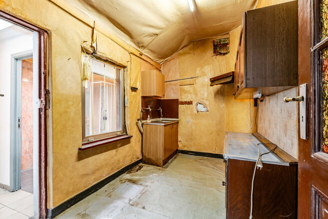 This spacious family home is located near the centre of Vilvoorde and offers no fewer than 5 bedrooms, an additional attic space, a basement and a terrace. Thanks to its generous proportions and multiple floors, the property offers plenty of possibilities
