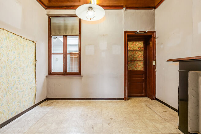 This spacious family home is located near the centre of Vilvoorde and offers no fewer than 5 bedrooms, an additional attic space, a basement and a terrace. Thanks to its generous proportions and multiple floors, the property offers plenty of possibilities