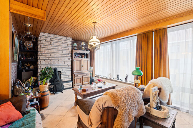 This solid three-bedroom house enjoys an excellent location close to public transport and numerous amenities. A key asset is its easy access to Brussels and the Brussels Ring Road (R0). The property also features a garage and a pleasant garden with terrac