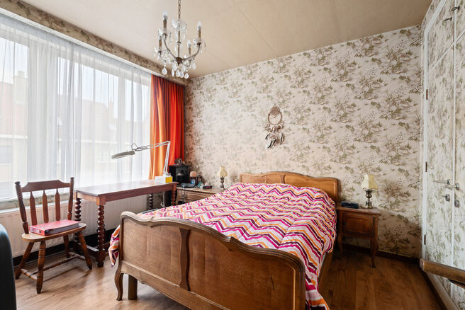 This solid three-bedroom house enjoys an excellent location close to public transport and numerous amenities. A key asset is its easy access to Brussels and the Brussels Ring Road (R0). The property also features a garage and a pleasant garden with terrac