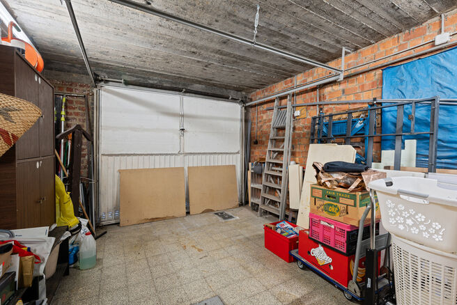 This solid three-bedroom house enjoys an excellent location close to public transport and numerous amenities. A key asset is its easy access to Brussels and the Brussels Ring Road (R0). The property also features a garage and a pleasant garden with terrac