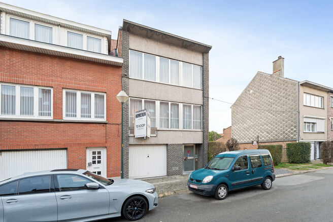This solid three-bedroom house enjoys an excellent location close to public transport and numerous amenities. A key asset is its easy access to Brussels and the Brussels Ring Road (R0). The property also features a garage and a pleasant garden with terrac