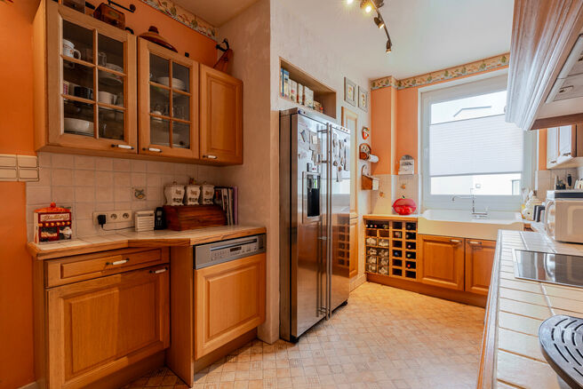 This spacious and centrally located property in the heart of Zaventem offers 3 full-sized bedrooms, with the possibility to create a 4th bedroom, 2 living areas, 2 bathrooms, and a multi-purpose room on the ground floor.
A key highlight is the impressive 