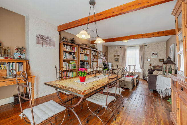 This spacious and centrally located property in the heart of Zaventem offers 3 full-sized bedrooms, with the possibility to create a 4th bedroom, 2 living areas, 2 bathrooms, and a multi-purpose room on the ground floor.
A key highlight is the impressive 