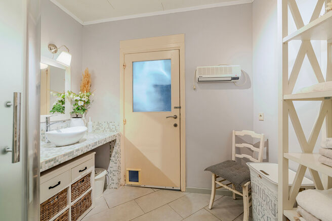 This spacious and centrally located property in the heart of Zaventem offers 3 full-sized bedrooms, with the possibility to create a 4th bedroom, 2 living areas, 2 bathrooms, and a multi-purpose room on the ground floor.
A key highlight is the impressive 