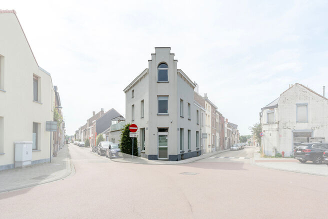 This spacious and centrally located property in the heart of Zaventem offers 3 full-sized bedrooms, with the possibility to create a 4th bedroom, 2 living areas, 2 bathrooms, and a multi-purpose room on the ground floor.
A key highlight is the impressive 