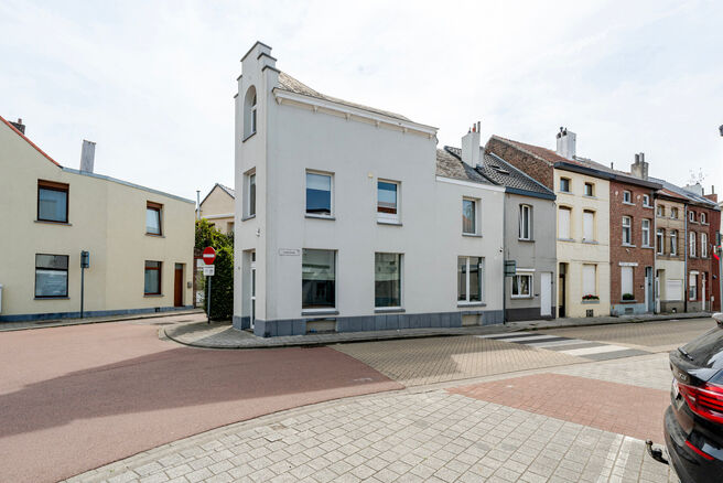 This spacious and centrally located property in the heart of Zaventem offers 3 full-sized bedrooms, with the possibility to create a 4th bedroom, 2 living areas, 2 bathrooms, and a multi-purpose room on the ground floor.
A key highlight is the impressive 