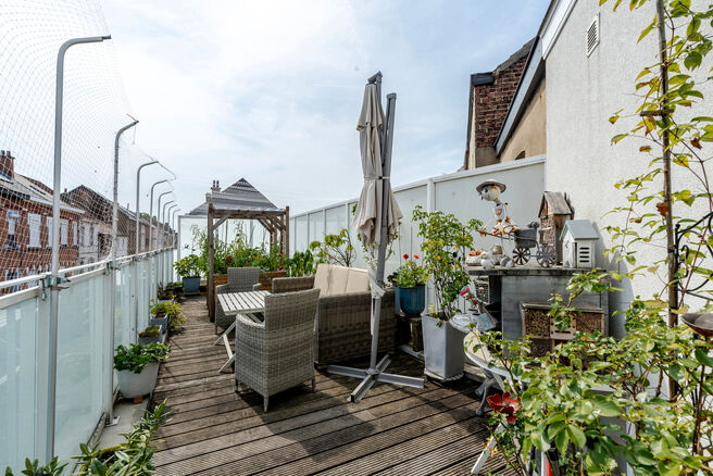 This spacious and centrally located property in the heart of Zaventem offers 3 full-sized bedrooms, with the possibility to create a 4th bedroom, 2 living areas, 2 bathrooms, and a multi-purpose room on the ground floor.
A key highlight is the impressive 