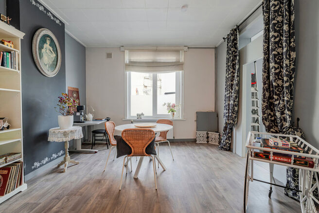This spacious and centrally located property in the heart of Zaventem offers 3 full-sized bedrooms, with the possibility to create a 4th bedroom, 2 living areas, 2 bathrooms, and a multi-purpose room on the ground floor.
A key highlight is the impressive 