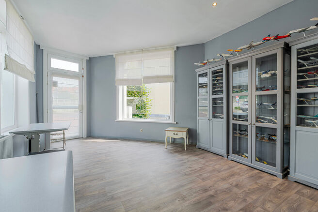 This spacious and centrally located property in the heart of Zaventem offers 3 full-sized bedrooms, with the possibility to create a 4th bedroom, 2 living areas, 2 bathrooms, and a multi-purpose room on the ground floor.
A key highlight is the impressive 