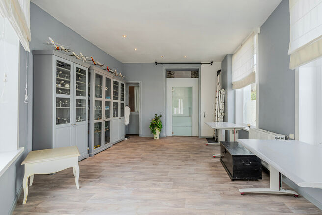 This spacious and centrally located property in the heart of Zaventem offers 3 full-sized bedrooms, with the possibility to create a 4th bedroom, 2 living areas, 2 bathrooms, and a multi-purpose room on the ground floor.
A key highlight is the impressive 