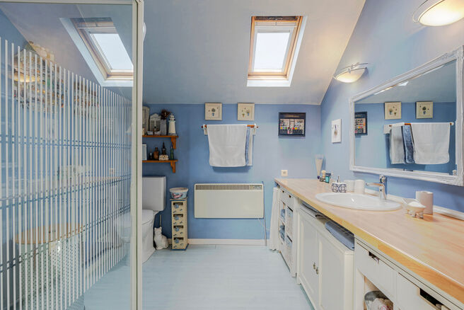 This spacious and centrally located property in the heart of Zaventem offers 3 full-sized bedrooms, with the possibility to create a 4th bedroom, 2 living areas, 2 bathrooms, and a multi-purpose room on the ground floor.
A key highlight is the impressive 