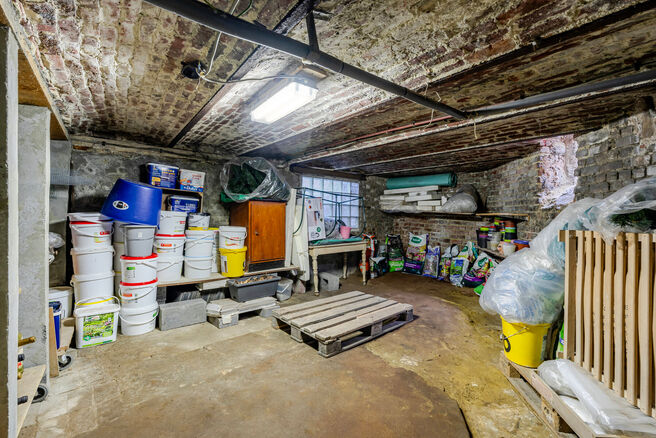 This spacious and centrally located property in the heart of Zaventem offers 3 full-sized bedrooms, with the possibility to create a 4th bedroom, 2 living areas, 2 bathrooms, and a multi-purpose room on the ground floor.
A key highlight is the impressive 