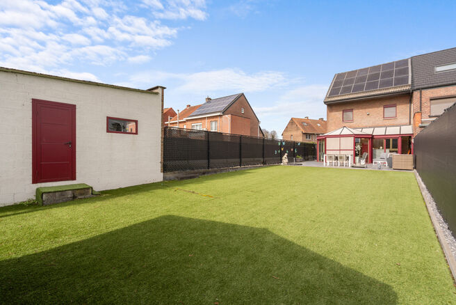 This spacious family home with 3 bedrooms, 2 bathrooms and multiple living areas is ideally located in a rural setting, in a quiet residential area on the border with Grimbergen.
The property combines peaceful surroundings with excellent accessibility to 