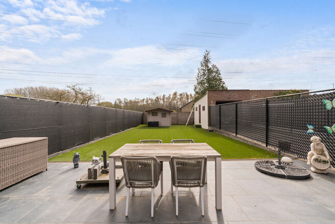 This spacious family home with 3 bedrooms, 2 bathrooms and multiple living areas is ideally located in a rural setting, in a quiet residential area on the border with Grimbergen.
The property combines peaceful surroundings with excellent accessibility to 