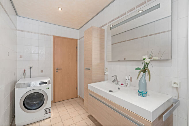 This spacious family home with 3 bedrooms, 2 bathrooms and multiple living areas is ideally located in a rural setting, in a quiet residential area on the border with Grimbergen.
The property combines peaceful surroundings with excellent accessibility to 