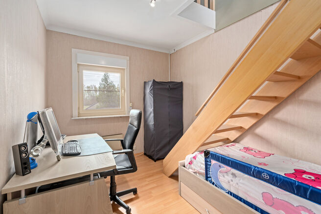 This spacious family home with 3 bedrooms, 2 bathrooms and multiple living areas is ideally located in a rural setting, in a quiet residential area on the border with Grimbergen.
The property combines peaceful surroundings with excellent accessibility to 