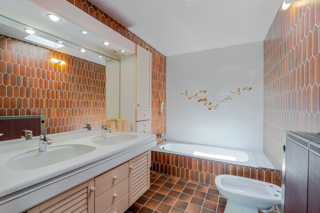 Deze karaktervolle burgerwoning in Vlaamse neotraditionele stijl, met haar statige trapgevel en authentieke elementen, ligt op een royaal perceel van 860 m² in het landelijke Beigem (Grimbergen).

Op het gelijkvloers bevindt zich de inkomhal die toegang 