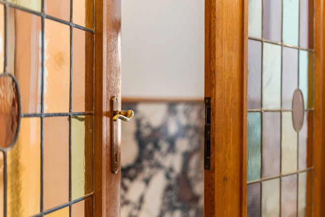 Tweegezinswoning bestaande uit een appartement en een duplex appartement, met garage, tuin en terrassen.
Het gebouw heeft in totaal 8 slaapkamers en 3 badkamers.

INDELING:
Op de eerste verdieping bevindt zich een appartement met &eacute;&eacute;n slaapkamer en een t