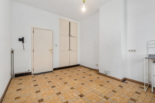 Tweegezinswoning bestaande uit een appartement en een duplex appartement, met garage, tuin en terrassen.
Het gebouw heeft in totaal 8 slaapkamers en 3 badkamers.

INDELING:
Op de eerste verdieping bevindt zich een appartement met &eacute;&eacute;n slaapkamer en een t