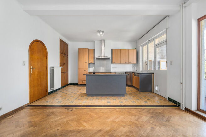 Tweegezinswoning bestaande uit een appartement en een duplex appartement, met garage, tuin en terrassen.
Het gebouw heeft in totaal 8 slaapkamers en 3 badkamers.

INDELING:
Op de eerste verdieping bevindt zich een appartement met &eacute;&eacute;n slaapkamer en een t