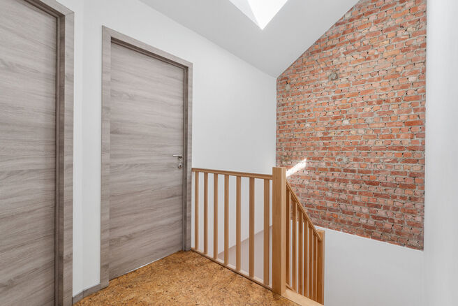 Tweegezinswoning bestaande uit een appartement en een duplex appartement, met garage, tuin en terrassen.
Het gebouw heeft in totaal 8 slaapkamers en 3 badkamers.

INDELING:
Op de eerste verdieping bevindt zich een appartement met &eacute;&eacute;n slaapkamer en een t