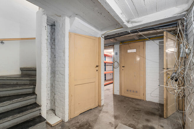 Tweegezinswoning bestaande uit een appartement en een duplex appartement, met garage, tuin en terrassen.
Het gebouw heeft in totaal 8 slaapkamers en 3 badkamers.

INDELING:
Op de eerste verdieping bevindt zich een appartement met &eacute;&eacute;n slaapkamer en een t