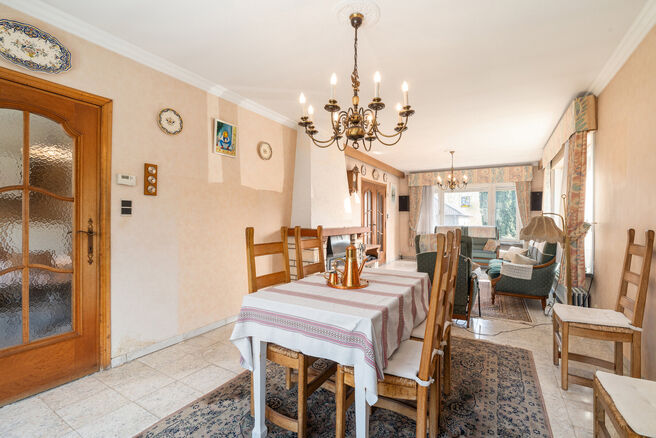 Deze ruime gezinswoning met 5 slaapkamers en 2 badkamers is gelegen in een gegeerde en residenti&euml;le woonwijk in Grimbergen, in een rustige doodlopende straat. De woning beschikt over een praktische indeling, mooie volumes en een ruime garage met kelder d