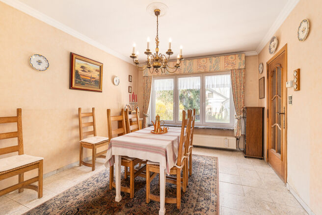 Deze ruime gezinswoning met 5 slaapkamers en 2 badkamers is gelegen in een gegeerde en residenti&euml;le woonwijk in Grimbergen, in een rustige doodlopende straat. De woning beschikt over een praktische indeling, mooie volumes en een ruime garage met kelder d