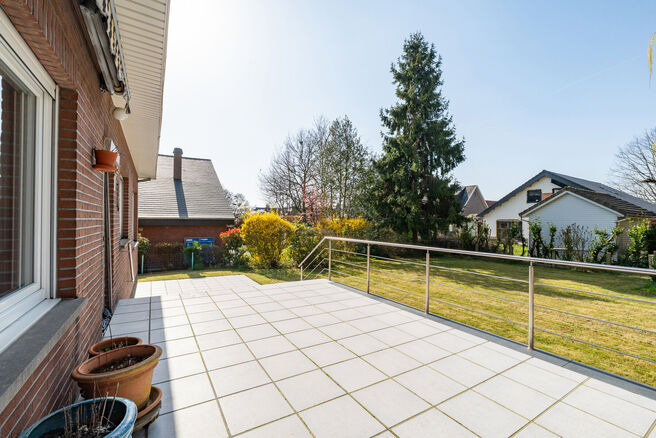 Deze ruime gezinswoning met 5 slaapkamers en 2 badkamers is gelegen in een gegeerde en residenti&euml;le woonwijk in Grimbergen, in een rustige doodlopende straat. De woning beschikt over een praktische indeling, mooie volumes en een ruime garage met kelder d
