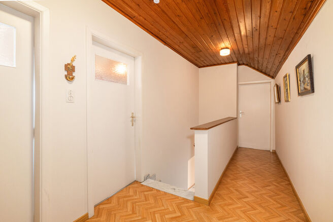 Deze ruime gezinswoning met 5 slaapkamers en 2 badkamers is gelegen in een gegeerde en residenti&euml;le woonwijk in Grimbergen, in een rustige doodlopende straat. De woning beschikt over een praktische indeling, mooie volumes en een ruime garage met kelder d