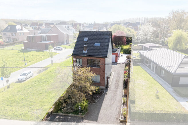 Deze verzorgde en ruime gezinswoning met 4 slaapkamers en 2 badkamers is gelegen in een rustige, residenti&euml;le en autoluwe wijk, op een mooi perceel van 9a 12ca met een gunstige zuidoostelijke ori&euml;ntatie. Dankzij deze ori&euml;ntatie geniet u hier de hele da
