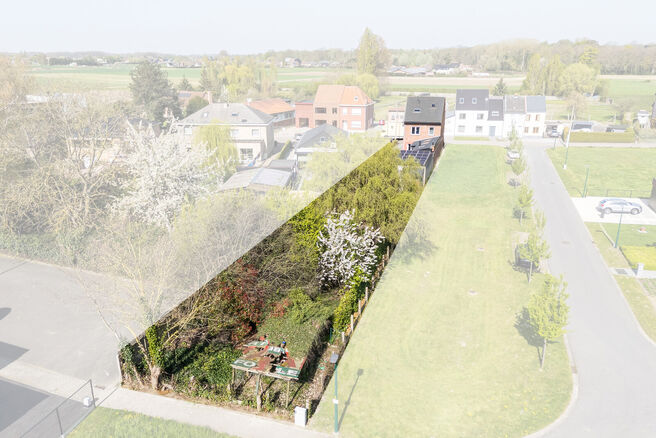 Deze verzorgde en ruime gezinswoning met 4 slaapkamers en 2 badkamers is gelegen in een rustige, residenti&euml;le en autoluwe wijk, op een mooi perceel van 9a 12ca met een gunstige zuidoostelijke ori&euml;ntatie. Dankzij deze ori&euml;ntatie geniet u hier de hele da