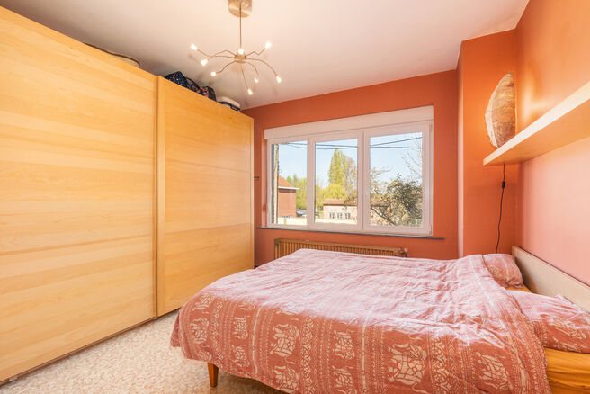 Deze verzorgde en ruime gezinswoning met 4 slaapkamers en 2 badkamers is gelegen in een rustige, residenti&euml;le en autoluwe wijk, op een mooi perceel van 9a 12ca met een gunstige zuidoostelijke ori&euml;ntatie. Dankzij deze ori&euml;ntatie geniet u hier de hele da