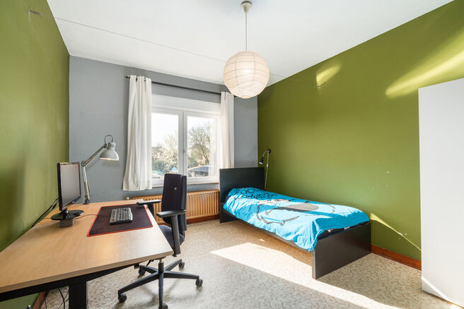 Deze verzorgde en ruime gezinswoning met 4 slaapkamers en 2 badkamers is gelegen in een rustige, residenti&euml;le en autoluwe wijk, op een mooi perceel van 9a 12ca met een gunstige zuidoostelijke ori&euml;ntatie. Dankzij deze ori&euml;ntatie geniet u hier de hele da