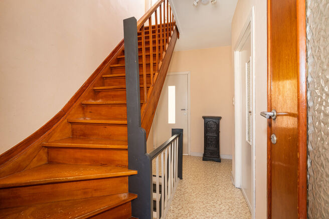 Deze verzorgde en ruime gezinswoning met 4 slaapkamers en 2 badkamers is gelegen in een rustige, residenti&euml;le en autoluwe wijk, op een mooi perceel van 9a 12ca met een gunstige zuidoostelijke ori&euml;ntatie. Dankzij deze ori&euml;ntatie geniet u hier de hele da