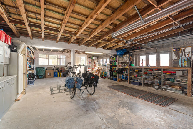 Deze verzorgde en ruime gezinswoning met 4 slaapkamers en 2 badkamers is gelegen in een rustige, residenti&euml;le en autoluwe wijk, op een mooi perceel van 9a 12ca met een gunstige zuidoostelijke ori&euml;ntatie. Dankzij deze ori&euml;ntatie geniet u hier de hele da