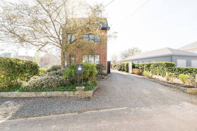 Deze verzorgde en ruime gezinswoning met 4 slaapkamers en 2 badkamers is gelegen in een rustige, residenti&euml;le en autoluwe wijk, op een mooi perceel van 9a 12ca met een gunstige zuidoostelijke ori&euml;ntatie. Dankzij deze ori&euml;ntatie geniet u hier de hele da