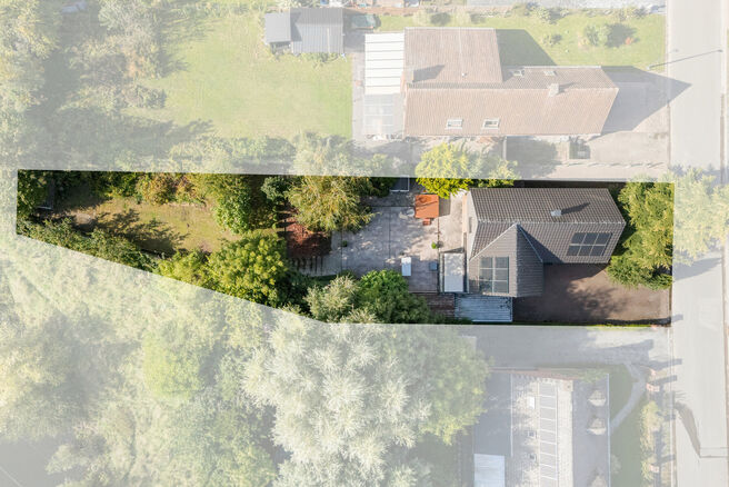 Deze gezinswoning met 4 slaapkamers en 2 badkamers is gelegen in een rustige, residenti&euml;le wijk met weinig verkeer.&nbsp;
De woning beschikt over een ruime, zuidwestelijk geori&euml;nteerde tuin met een groen en landelijk uitzicht.&nbsp;
Dankzij de gunstige ligging 