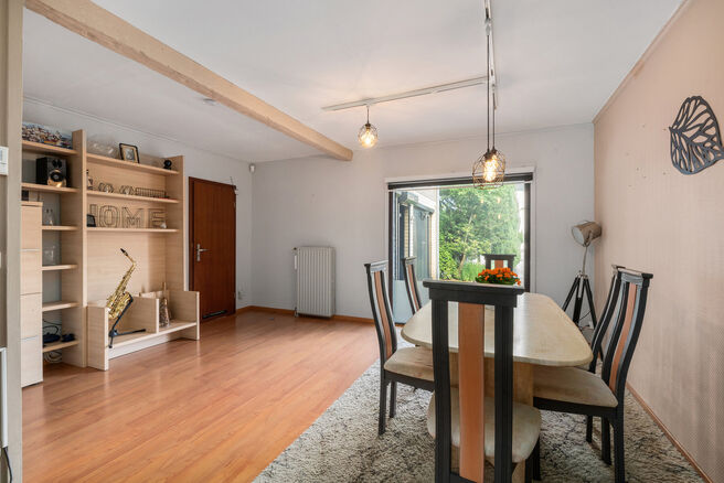 Deze gezinswoning met 4 slaapkamers en 2 badkamers is gelegen in een rustige, residenti&euml;le wijk met weinig verkeer.&nbsp;
De woning beschikt over een ruime, zuidwestelijk geori&euml;nteerde tuin met een groen en landelijk uitzicht.&nbsp;
Dankzij de gunstige ligging 