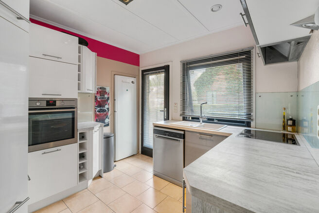 Deze gezinswoning met 4 slaapkamers en 2 badkamers is gelegen in een rustige, residenti&euml;le wijk met weinig verkeer.&nbsp;
De woning beschikt over een ruime, zuidwestelijk geori&euml;nteerde tuin met een groen en landelijk uitzicht.&nbsp;
Dankzij de gunstige ligging 