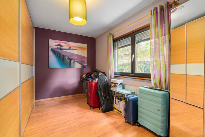 Deze gezinswoning met 4 slaapkamers en 2 badkamers is gelegen in een rustige, residenti&euml;le wijk met weinig verkeer.&nbsp;
De woning beschikt over een ruime, zuidwestelijk geori&euml;nteerde tuin met een groen en landelijk uitzicht.&nbsp;
Dankzij de gunstige ligging 