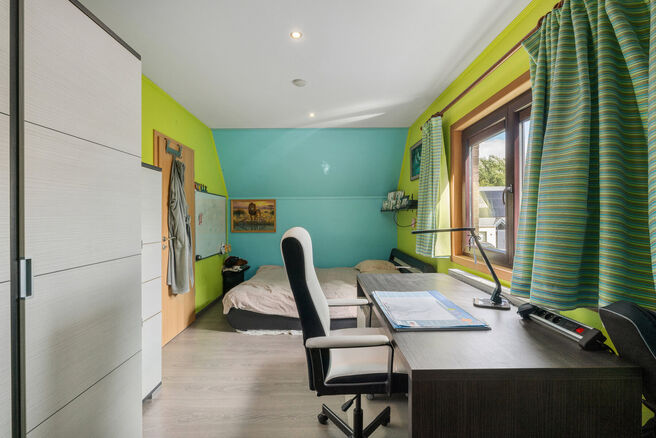 Deze gezinswoning met 4 slaapkamers en 2 badkamers is gelegen in een rustige, residenti&euml;le wijk met weinig verkeer.&nbsp;
De woning beschikt over een ruime, zuidwestelijk geori&euml;nteerde tuin met een groen en landelijk uitzicht.&nbsp;
Dankzij de gunstige ligging 
