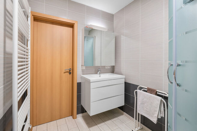 Deze gezinswoning met 4 slaapkamers en 2 badkamers is gelegen in een rustige, residenti&euml;le wijk met weinig verkeer.&nbsp;
De woning beschikt over een ruime, zuidwestelijk geori&euml;nteerde tuin met een groen en landelijk uitzicht.&nbsp;
Dankzij de gunstige ligging 