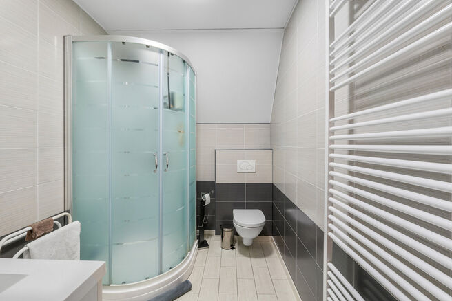 Deze gezinswoning met 4 slaapkamers en 2 badkamers is gelegen in een rustige, residenti&euml;le wijk met weinig verkeer.&nbsp;
De woning beschikt over een ruime, zuidwestelijk geori&euml;nteerde tuin met een groen en landelijk uitzicht.&nbsp;
Dankzij de gunstige ligging 