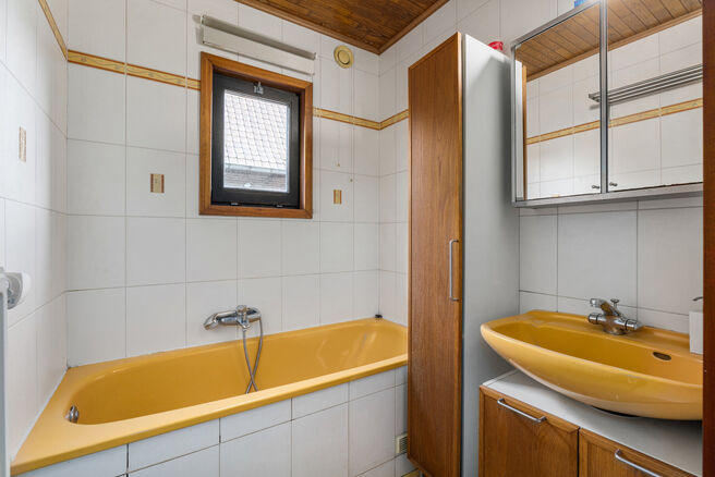 Deze gezinswoning met 4 slaapkamers en 2 badkamers is gelegen in een rustige, residenti&euml;le wijk met weinig verkeer.&nbsp;
De woning beschikt over een ruime, zuidwestelijk geori&euml;nteerde tuin met een groen en landelijk uitzicht.&nbsp;
Dankzij de gunstige ligging 