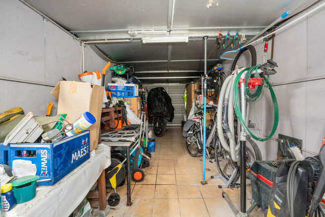 Deze gezinswoning met 4 slaapkamers en 2 badkamers is gelegen in een rustige, residenti&euml;le wijk met weinig verkeer.&nbsp;
De woning beschikt over een ruime, zuidwestelijk geori&euml;nteerde tuin met een groen en landelijk uitzicht.&nbsp;
Dankzij de gunstige ligging 