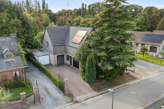 Deze gezinswoning met 4 slaapkamers en 2 badkamers is gelegen in een rustige, residenti&euml;le wijk met weinig verkeer.&nbsp;
De woning beschikt over een ruime, zuidwestelijk geori&euml;nteerde tuin met een groen en landelijk uitzicht.&nbsp;
Dankzij de gunstige ligging 